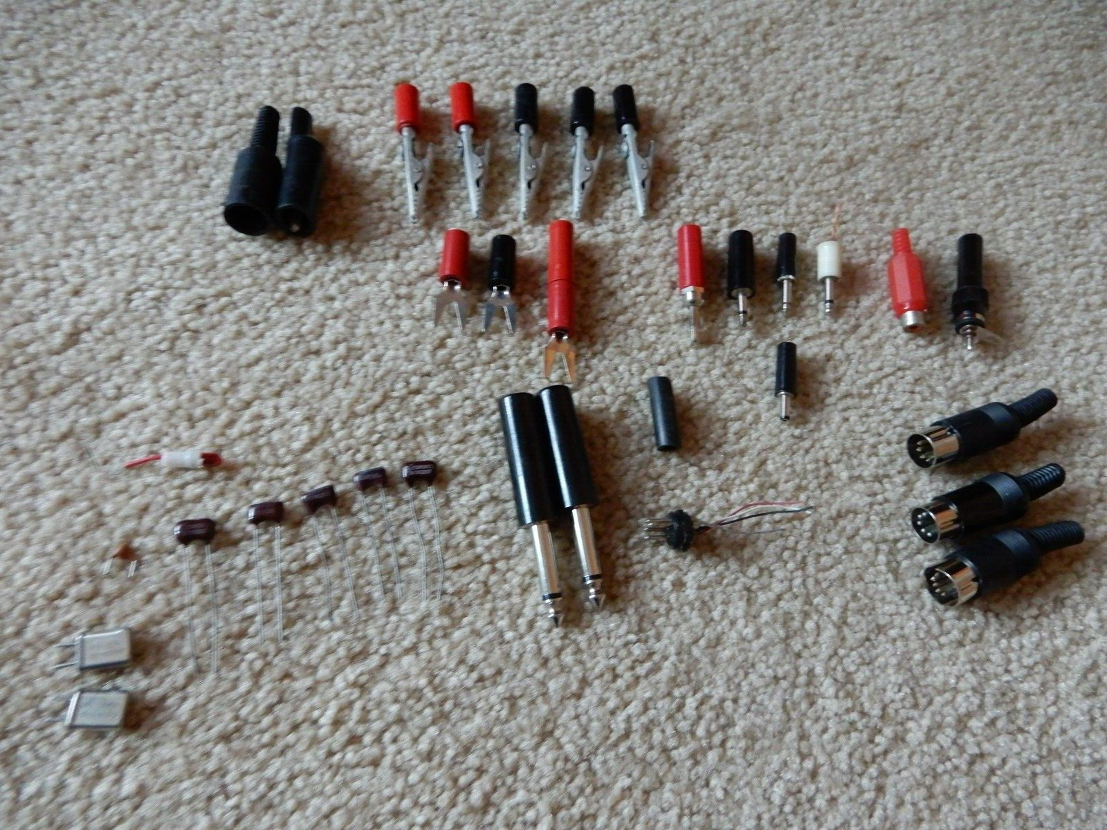 LOT OF MISCELLANEOUS ELECTRONICS PARTS CLIPS PLUGS CINDX ETC