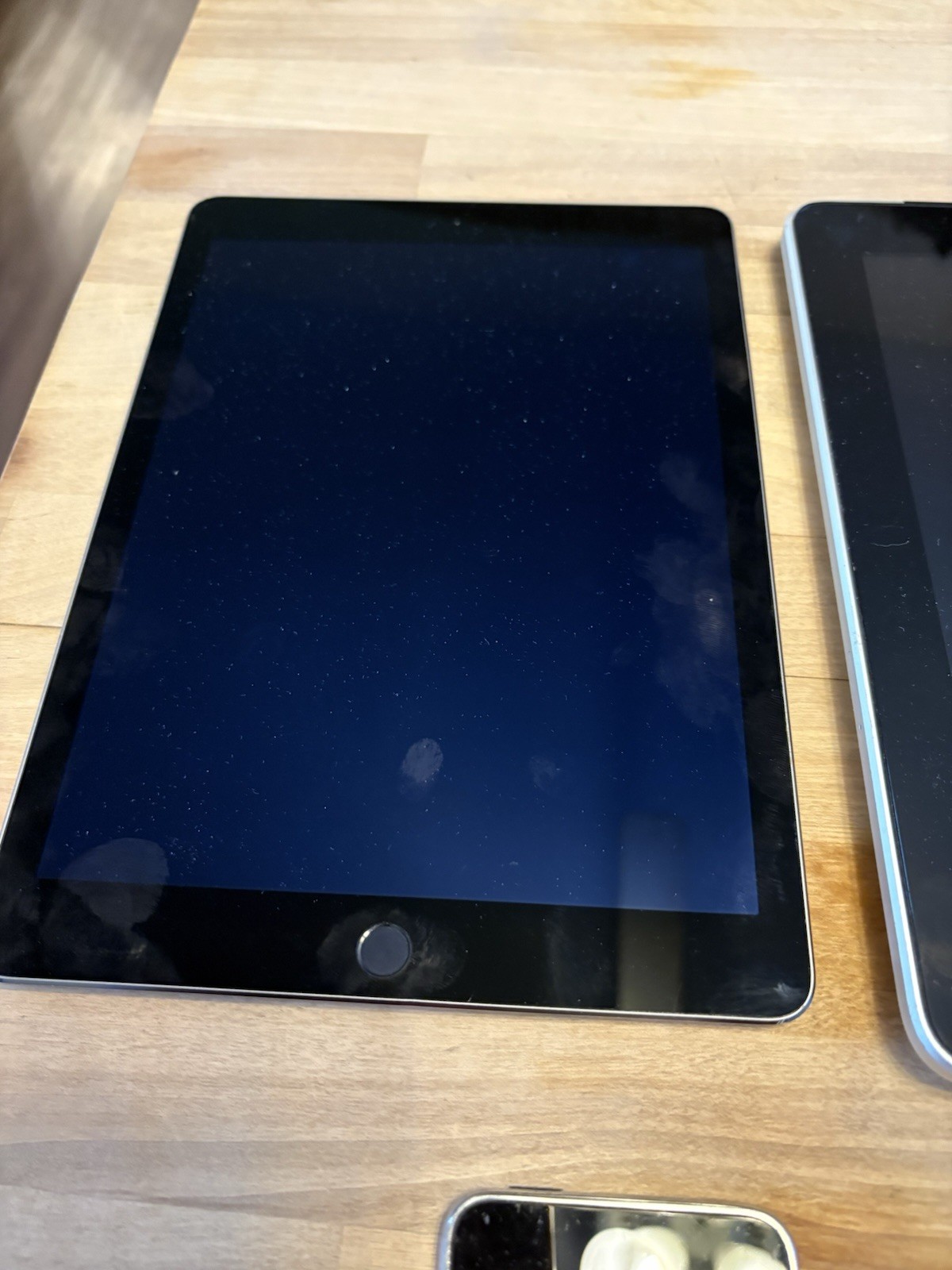 Apple Technology Lot 2 I Pads, 1 I POD, 1 I PHONE 4