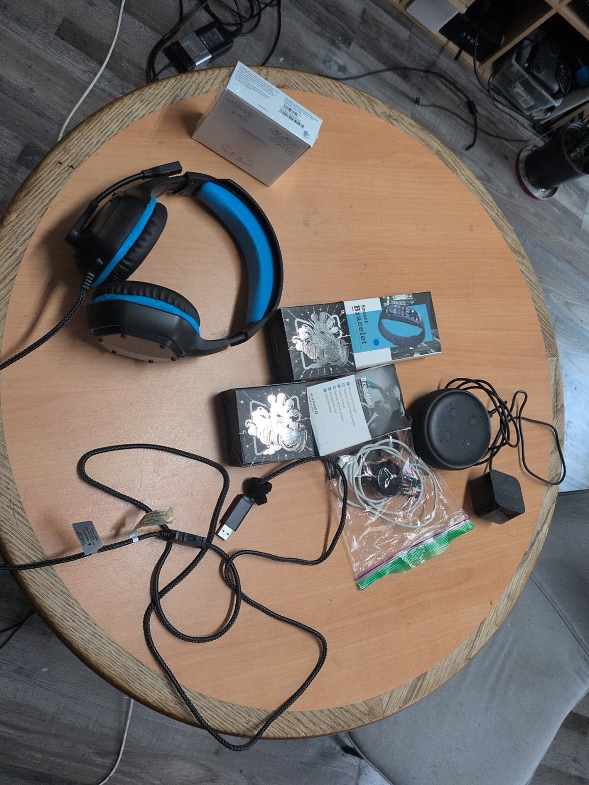 Echo Dot, Smart Band, Fake AEarpods, USB Eksa headset, 2x Bluetooth Mini Speaker