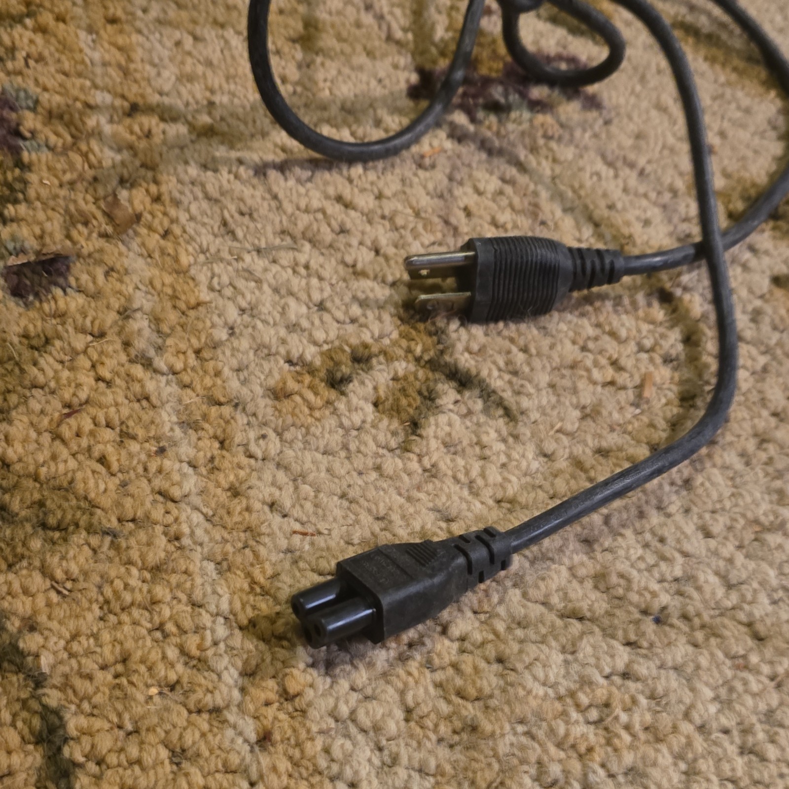 LARGE ASSORTMENT of Older Tech wires/chargers /power Cords /micro USB /others
