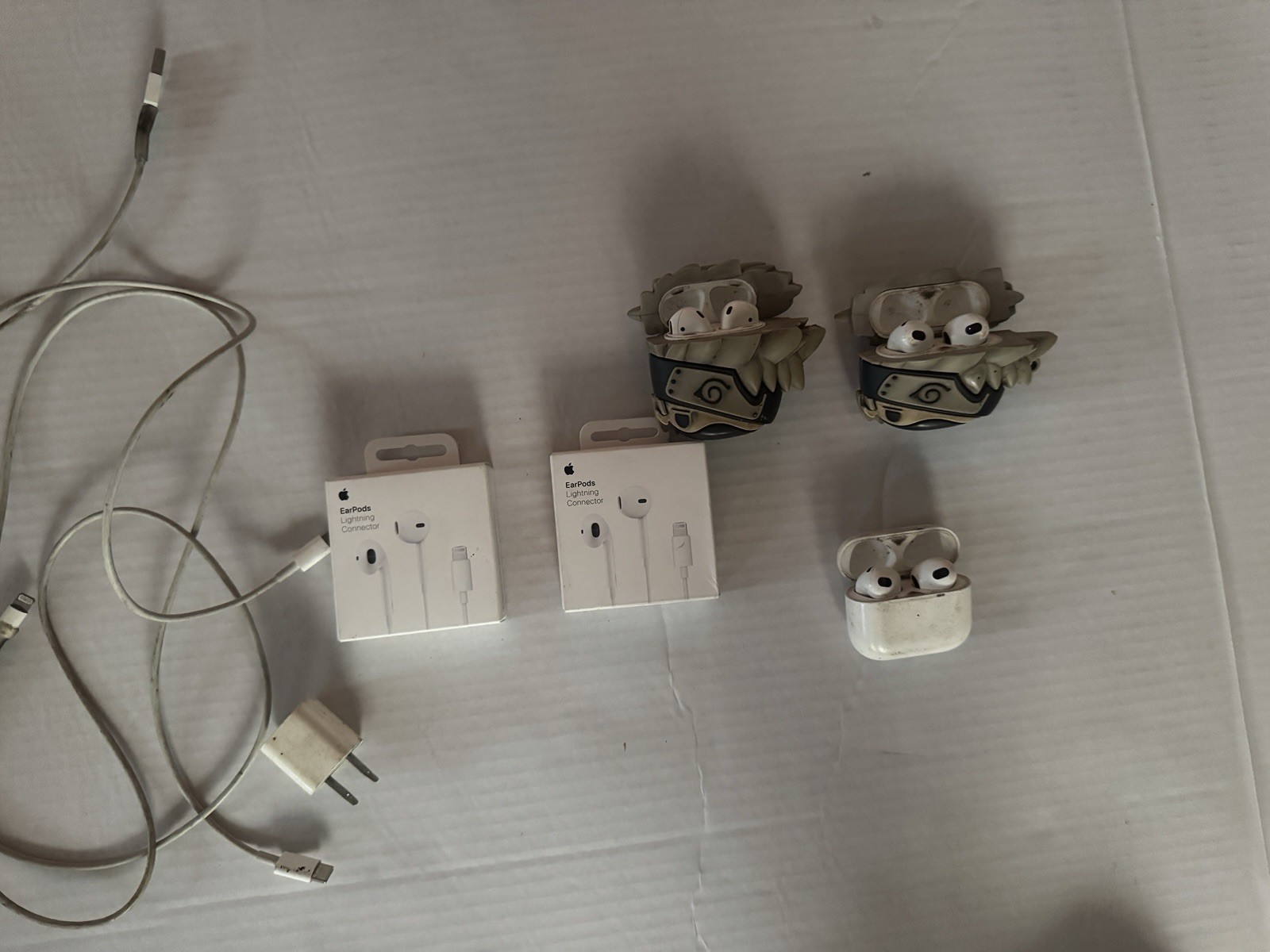 Lot of Mixed Assorted Apple Products Chargers, Cables, Earbuds, Etc All UNTESTED