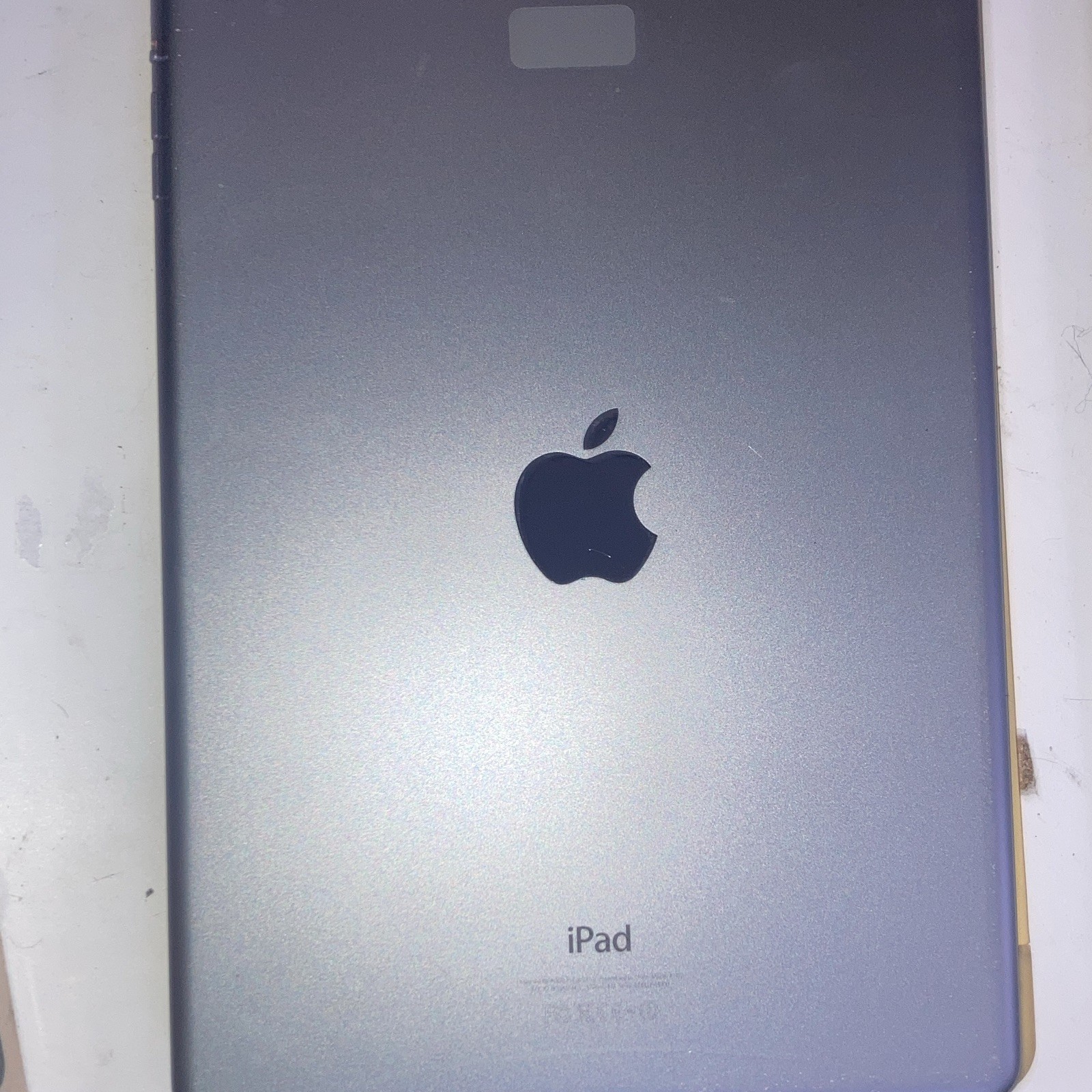 Apple iPad 1st Gen 9.7in 32GB Wi-Fi Bluetooth 4.0 Silver w/ Case