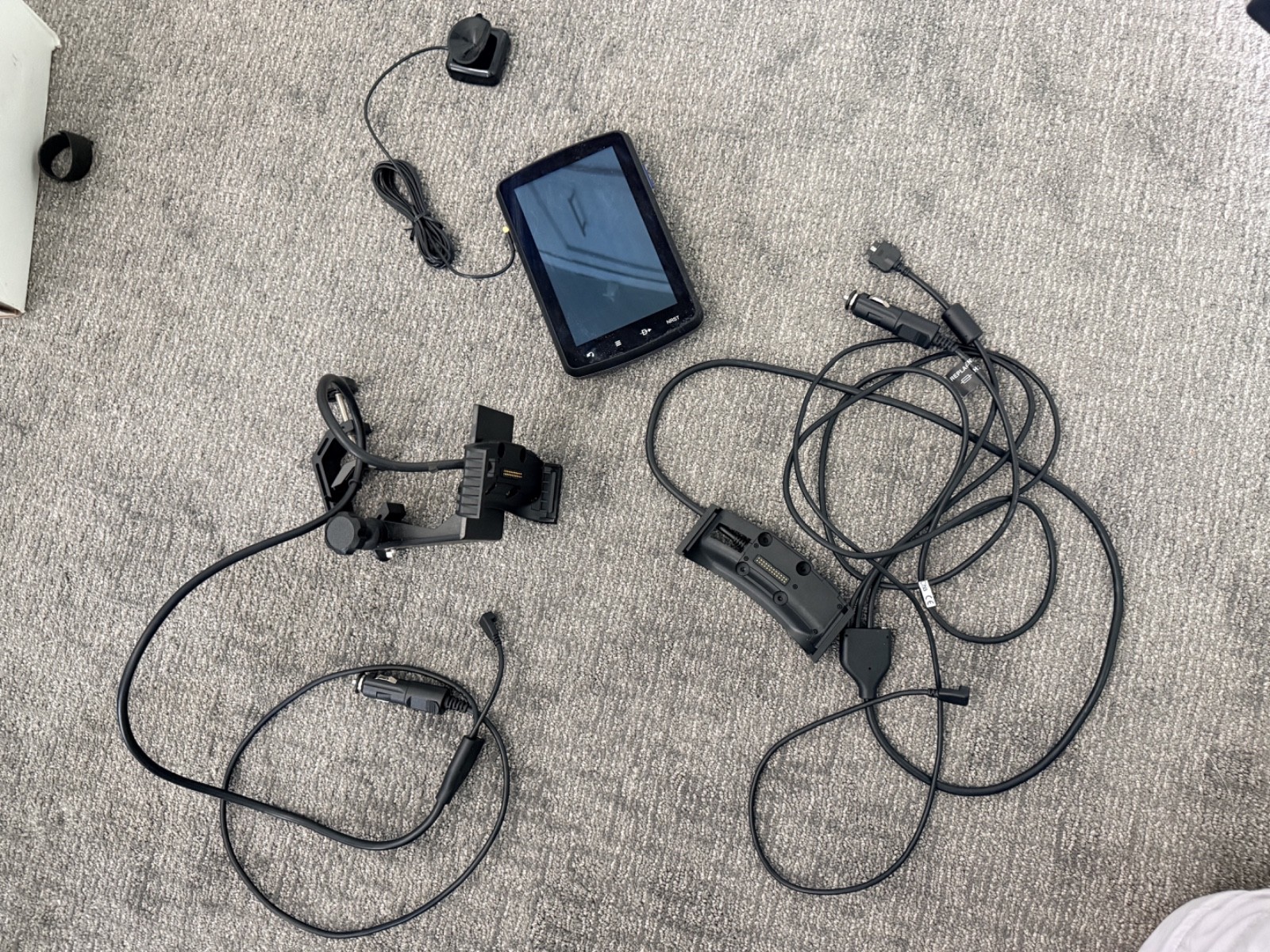 Garmin Aera 796 w GPS antenna, yoke mount, and extra mount cables