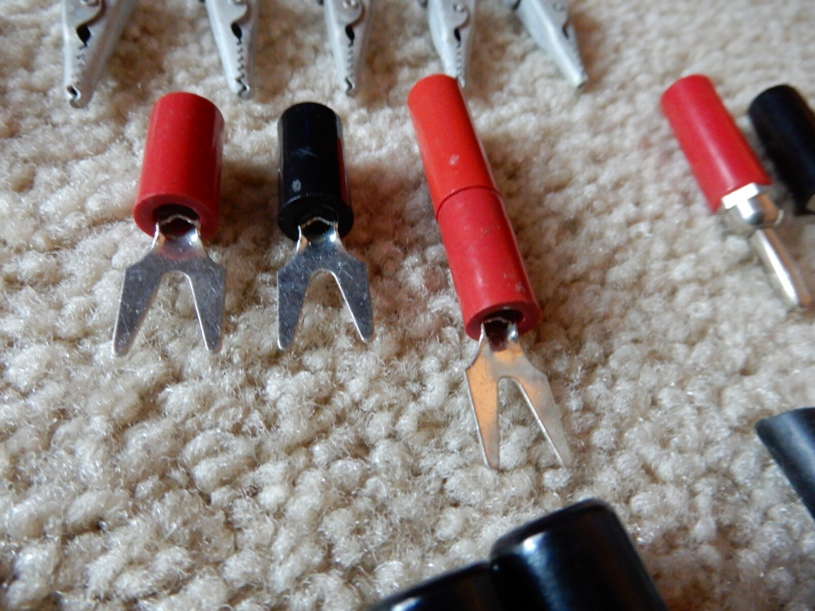 LOT OF MISCELLANEOUS ELECTRONICS PARTS CLIPS PLUGS CINDX ETC