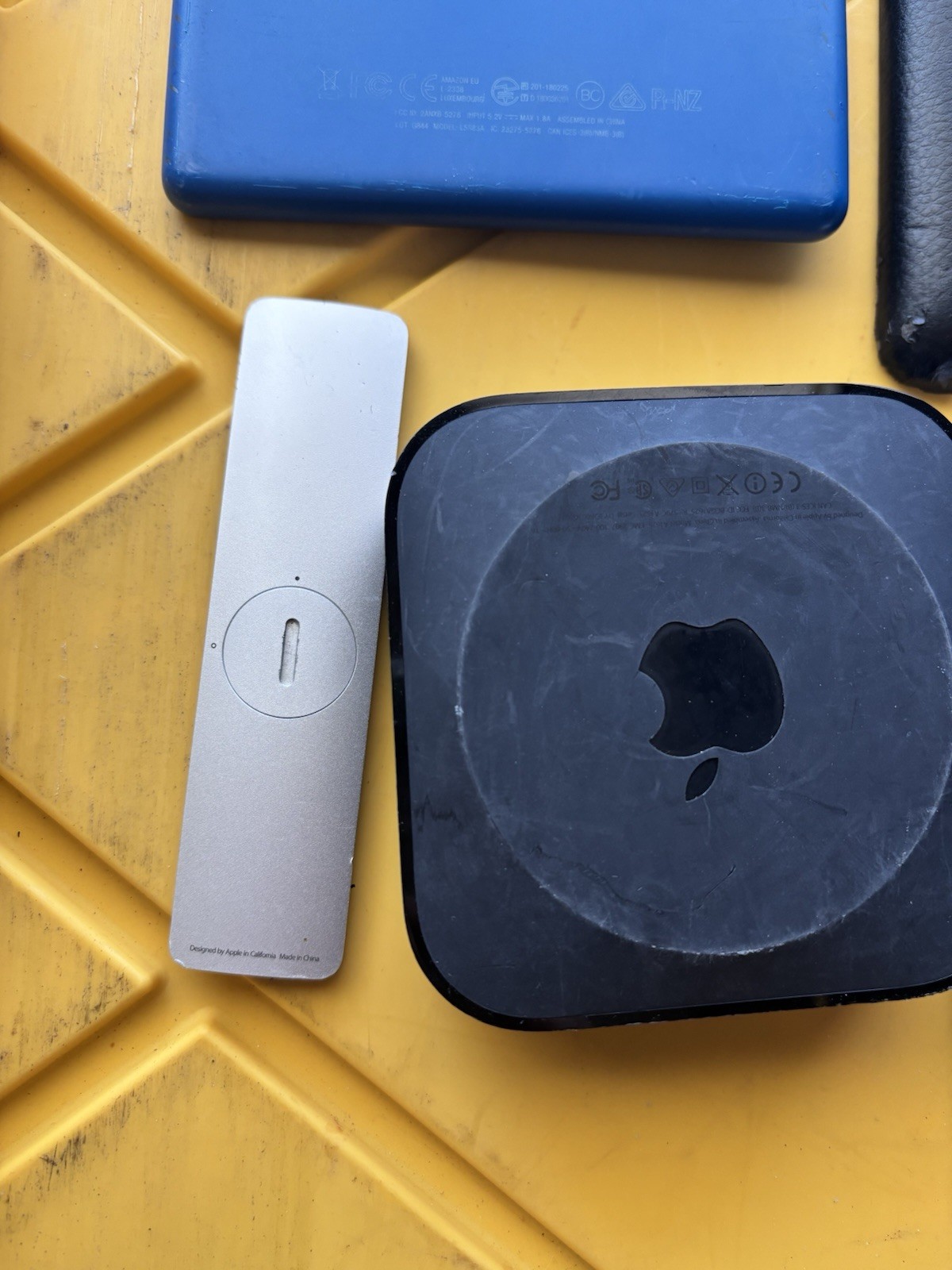 Apple and random electronics For Parts Lot (READ DESCRIPTION)