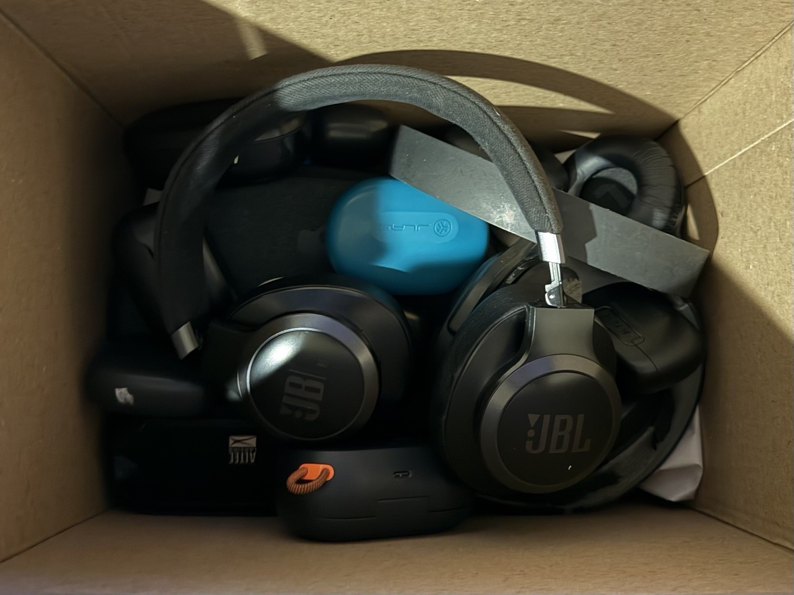 Lot of 14 Headphones And Earbuds – PARTS ONLY NOT WORKING (JBL, skullcandy)