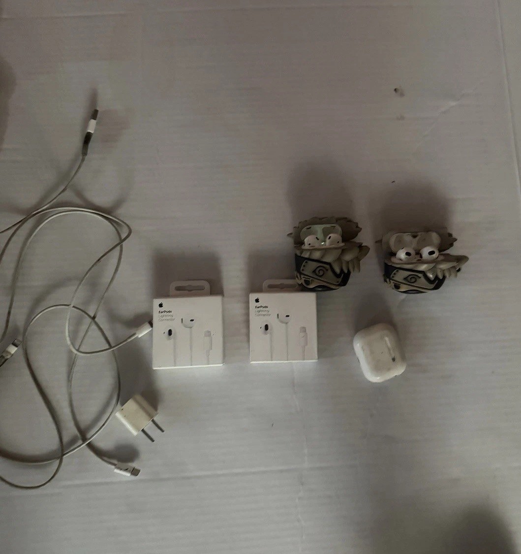 Lot of Mixed Assorted Apple Products Chargers, Cables, Earbuds, Etc All UNTESTED