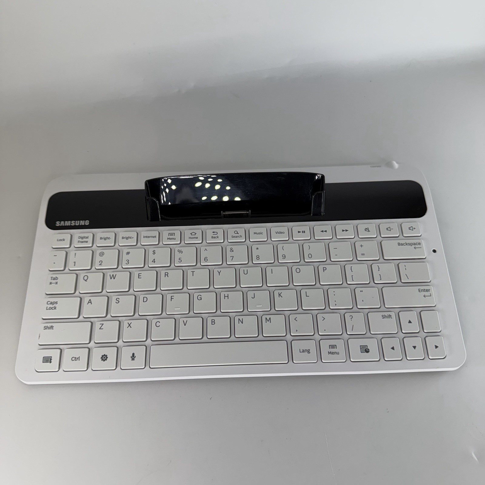 Samsung ECR-K10AWE Full Size Keyboard Dock for Galaxy Tab 7.0″ – White