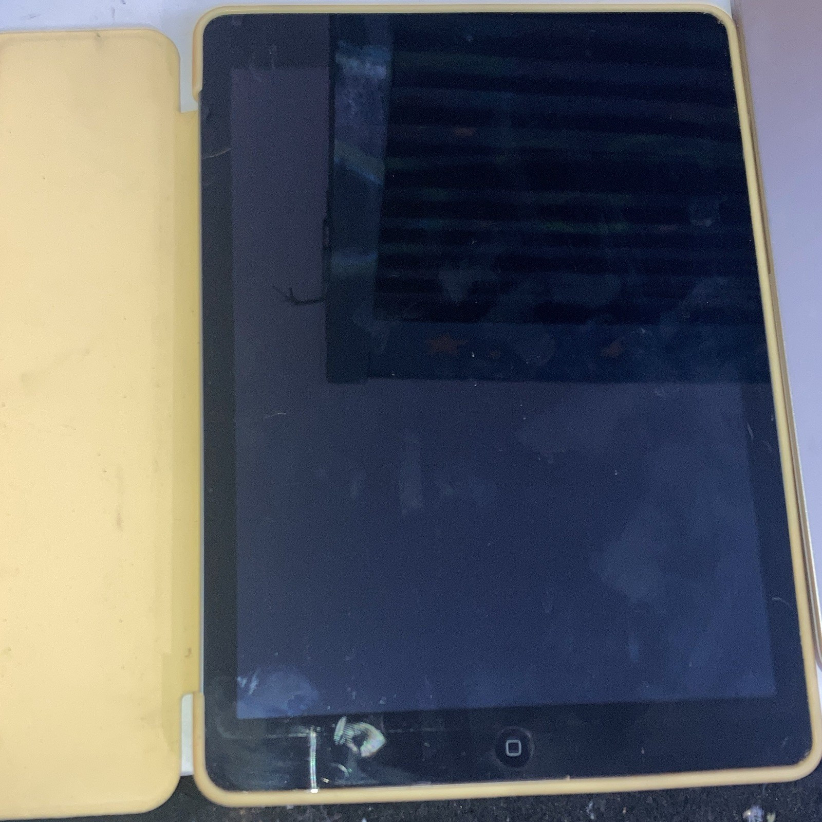 Apple iPad 1st Gen 9.7in 32GB Wi-Fi Bluetooth 4.0 Silver w/ Case