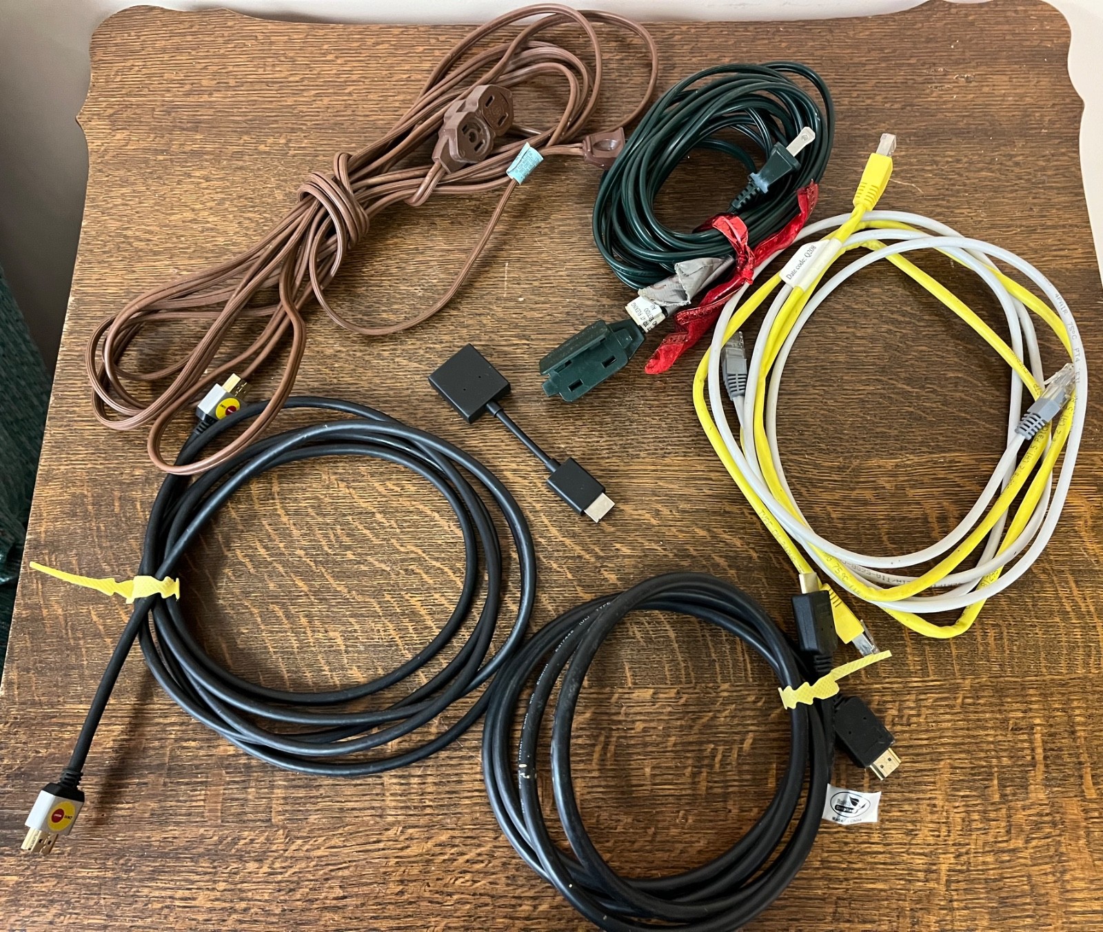 LOT of Assorted Electronic Parts Cords, Dymo Letra Tag, Remote, Ear Buds, More