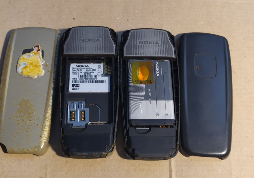 Nokia 2600 (RH-59) – Set of 2 Retro Mobile Phones – Made in Hungary – Working