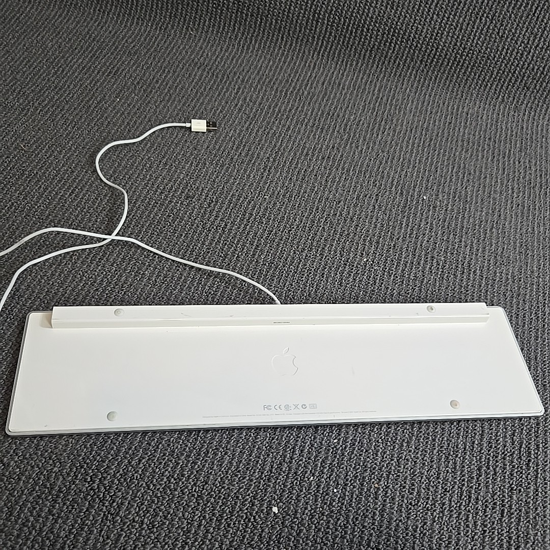 Apple Lot: 2 iPhones, 2 iPod Touch 4th Gen, Mice + Keyboard