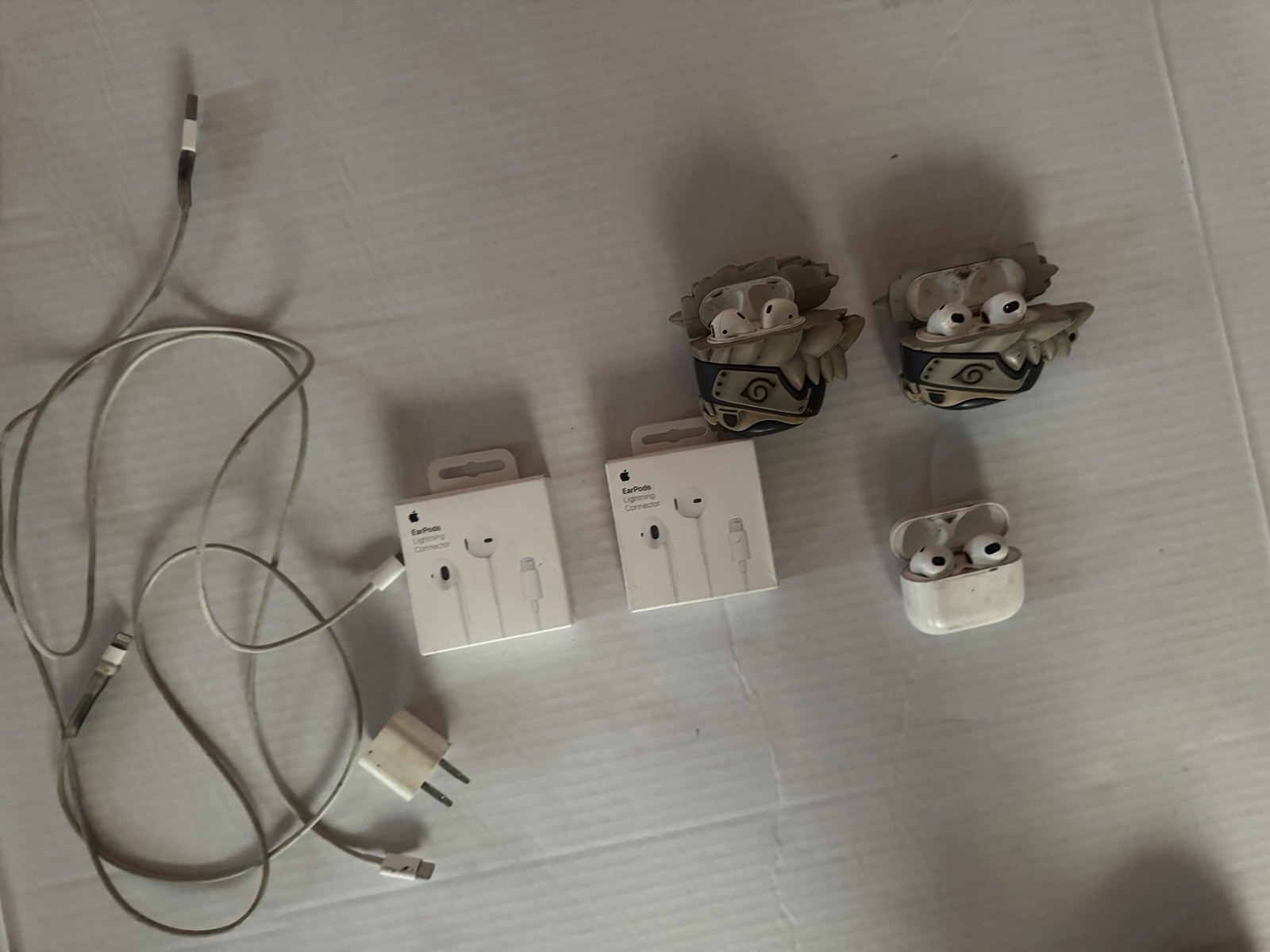 Lot of Mixed Assorted Apple Products Chargers, Cables, Earbuds, Etc All UNTESTED