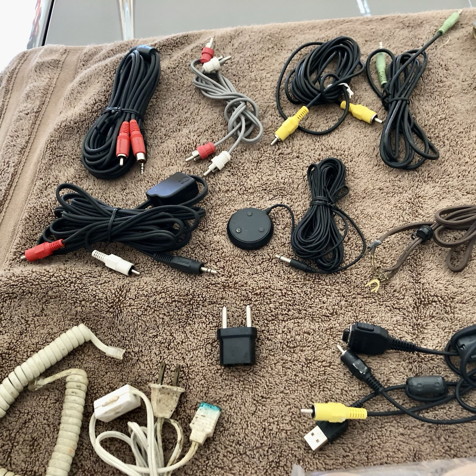 VINTAGE RANDOM MIXTURE OF COMPUTER AND ELECTRICAL ASSESORIES – LOT OF (30) ITEMS