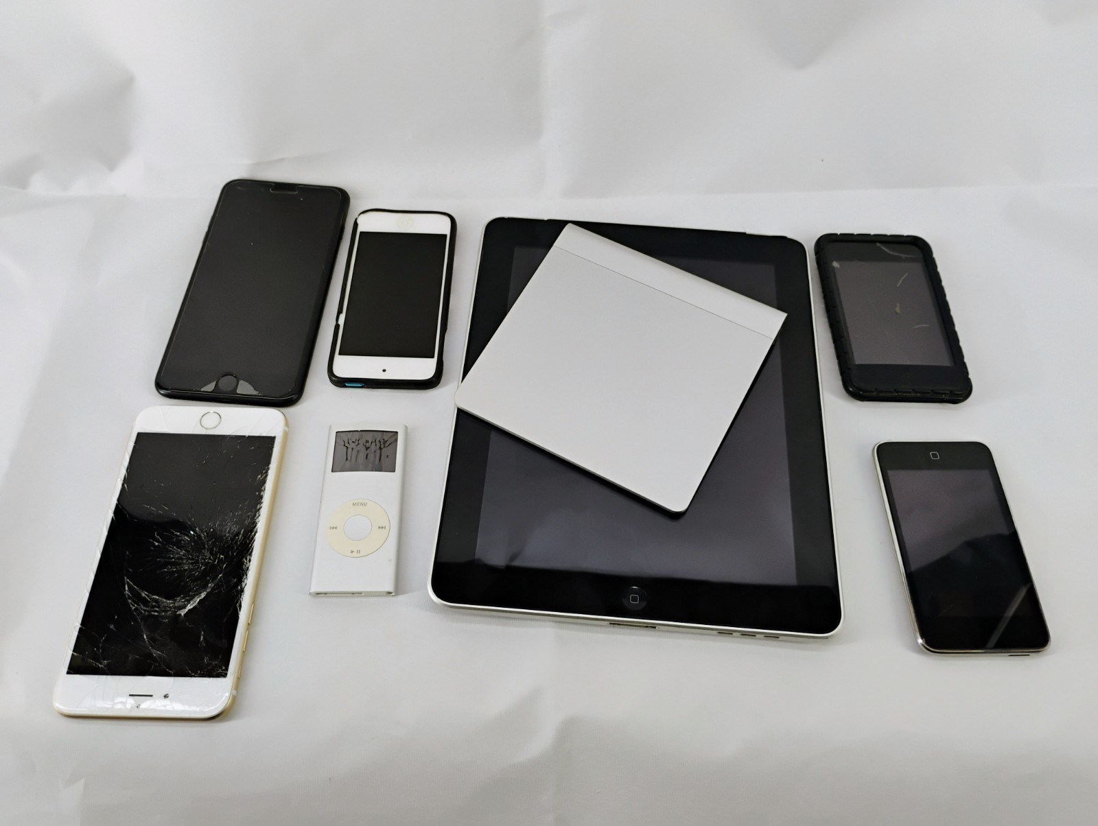 8pc Apple Electronics Lot iPads iPods iPhones Storage Unit Finds READ