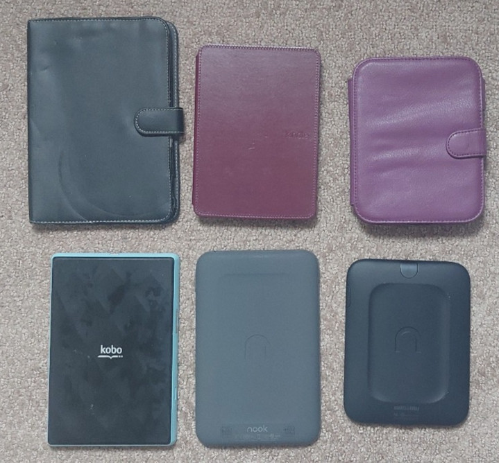 Lot of e-readers Nook, Kobo, cases. Untested.