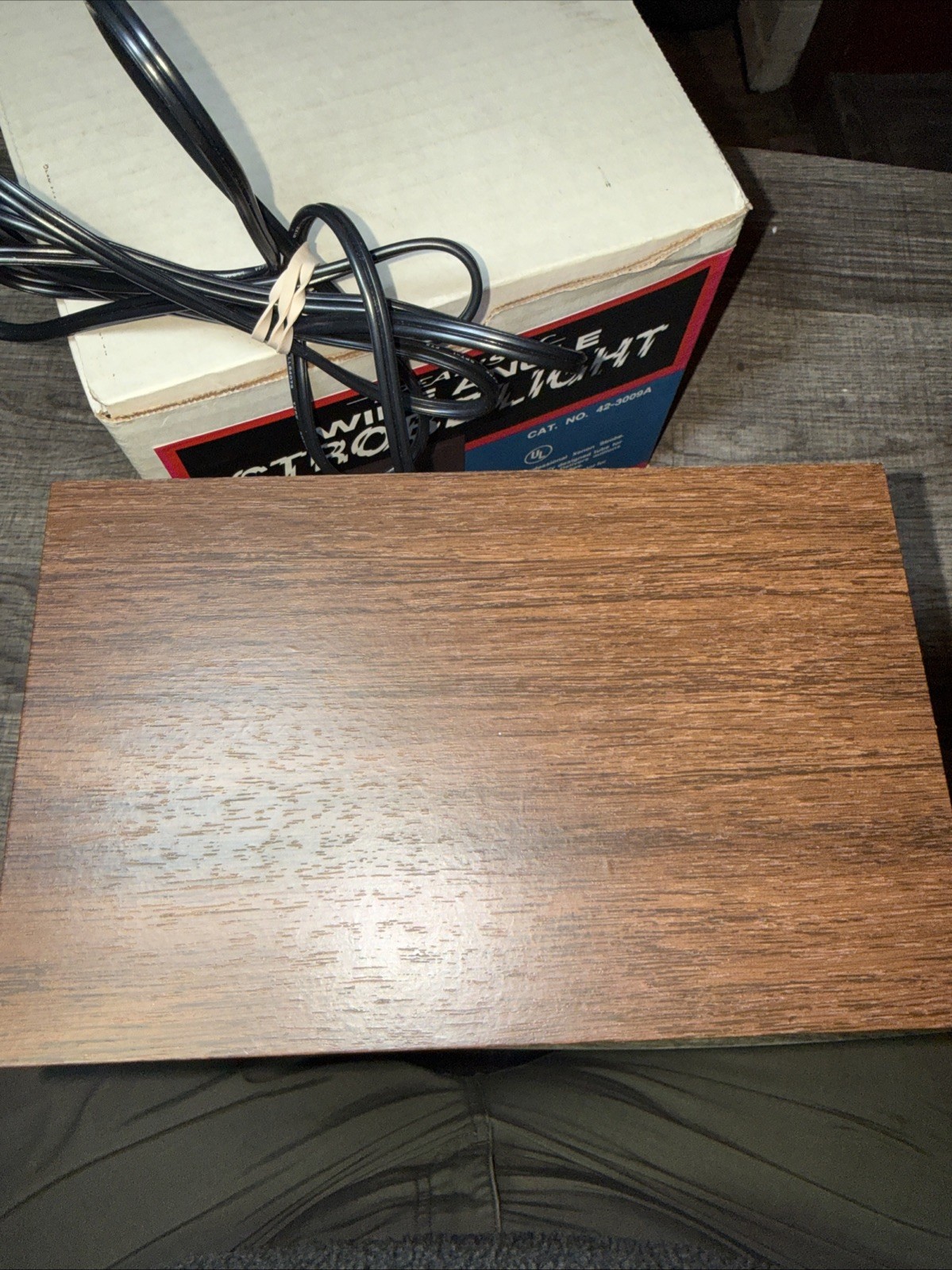 Vintage Realistic Wide Angle Strobe Light Walnut Veneer Finish 42-3009A w/ Box
