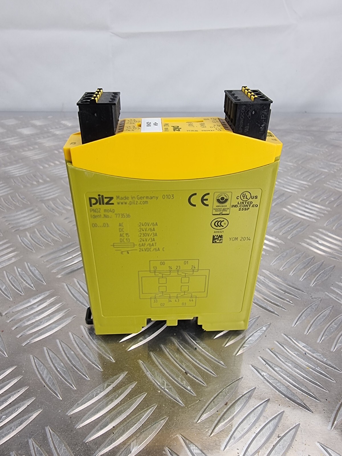 PILZ PNOZ mo4p SAFETY RELAY 773536 EXPANSION MODULE AC 240V/6A DC 24V/6A