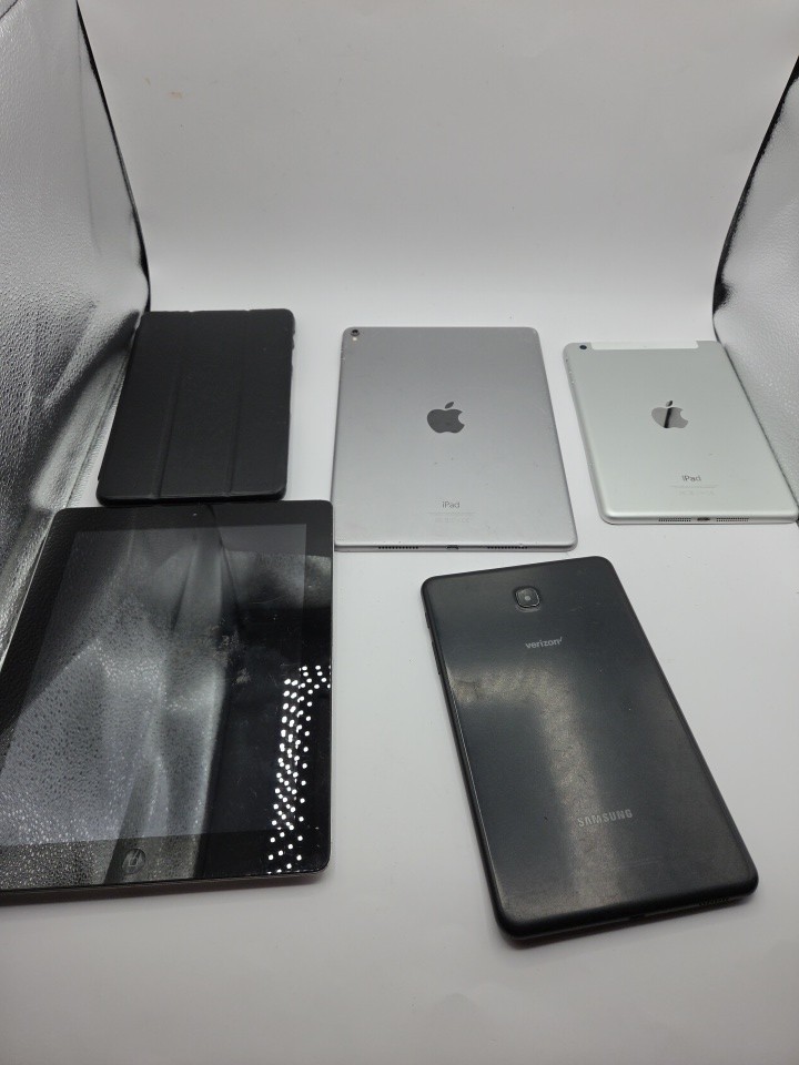 Lot of Apple & Samsung Devices (iPads,etc)