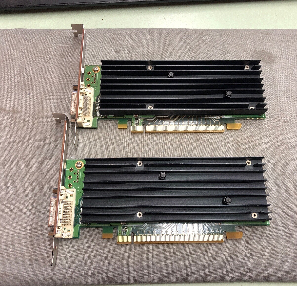 LOT OF 2 NVIDIA Quadro NVS 290 256MB DMS-59 PCIe x16 Video Card 42Y6329