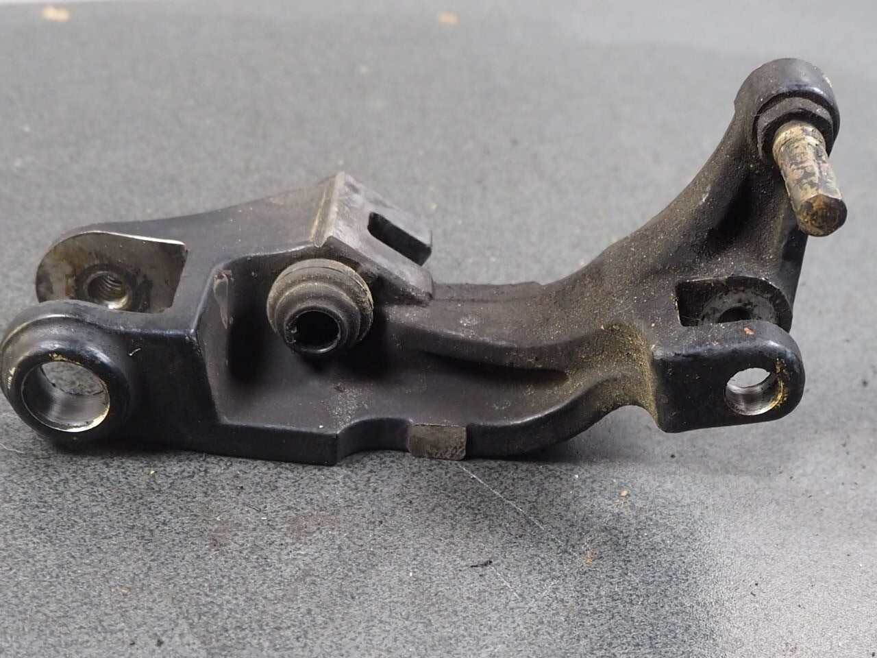 HONDA GL1500 1989 45110-MN5-006 BRACKET CALIPER FR LH 12131