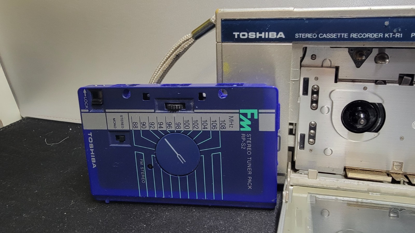 Toshiba KT-R1 Stereo Cassette Recorder w/ RP-S2 FM Tuner Case Tested