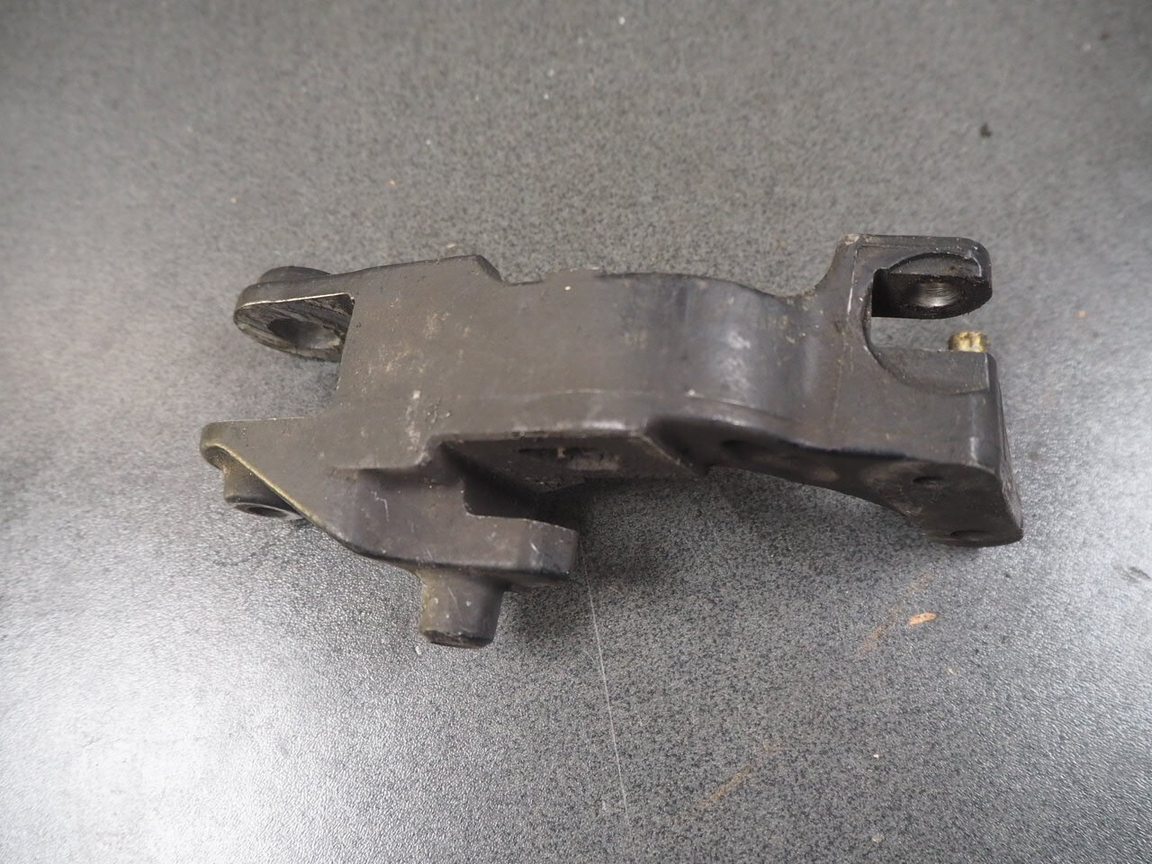 HONDA GL1500 1989 45110-MN5-006 BRACKET CALIPER FR LH 12131
