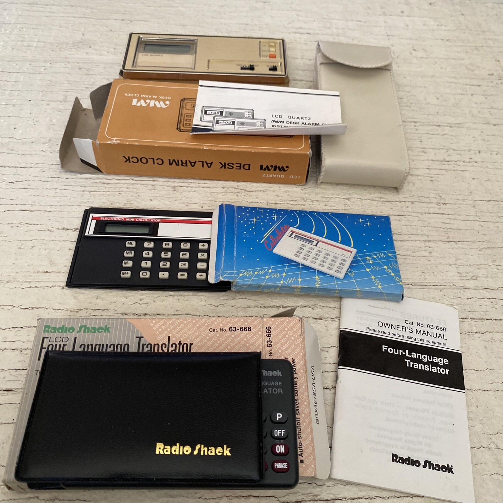 MIXED LOT OF ELECTRONIC USED GADGETS: Alarm Clock, Calculator, Translator, Radio