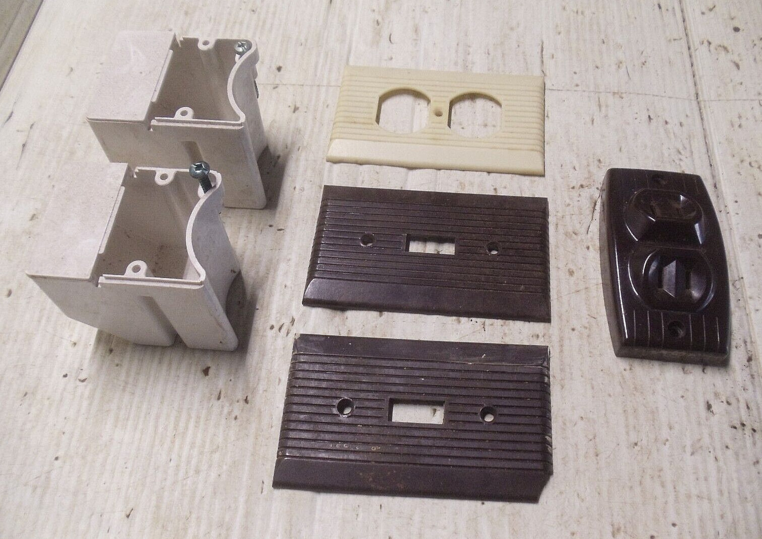 LOT MISC. ELECTRIC ELECTRICAL PARTS OUTLET COVER BOX