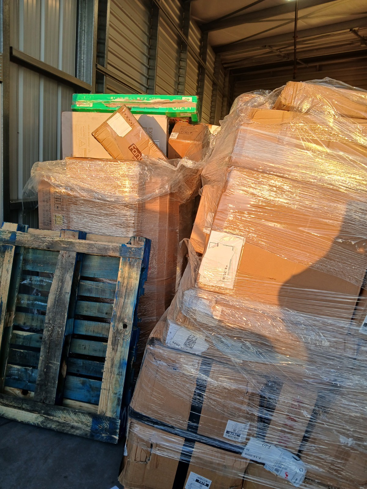 mixed liquidation pallets exercise equipment bedframe