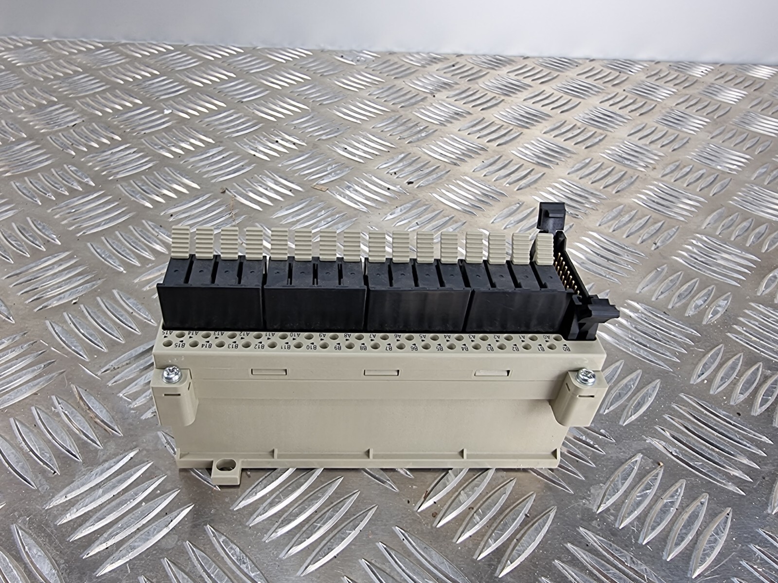 Omron G70D-VSOC16 Relay Terminal Block 24VDC G6D Relays