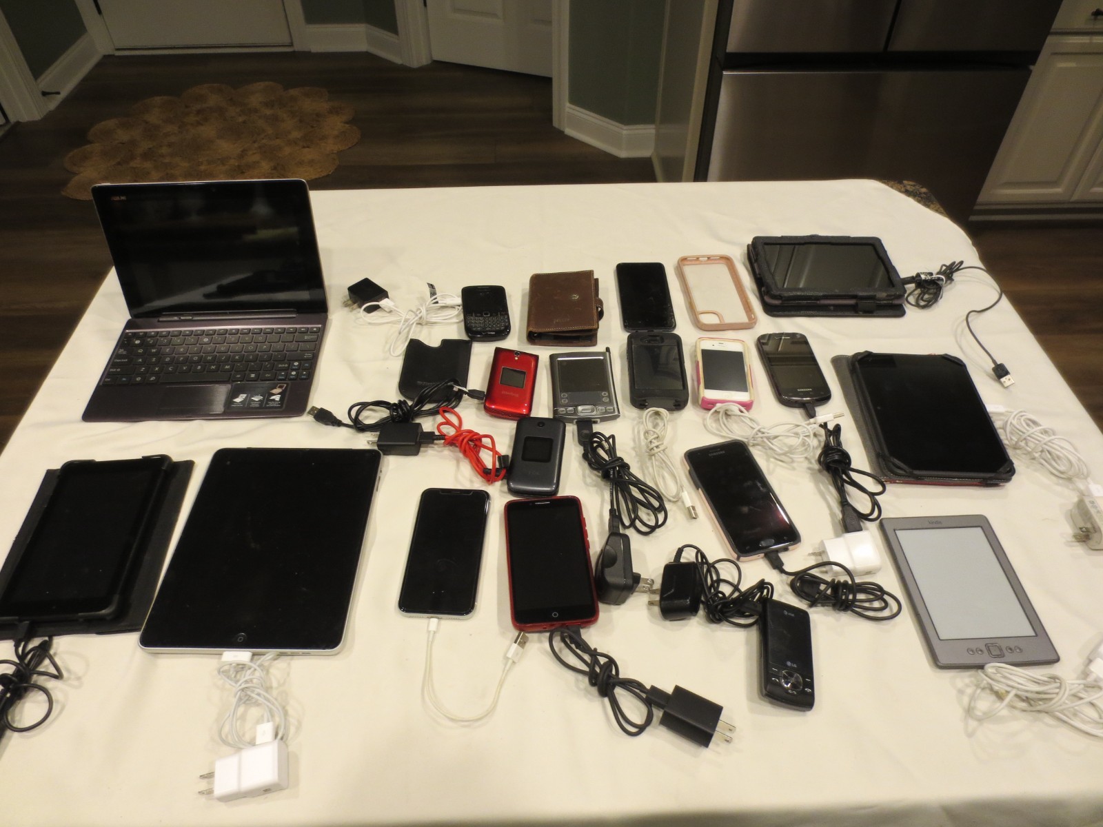 Lot of Amazon Kindles, iPhones, Samsung Android, Blackberry, PalmOne PDA, iPad