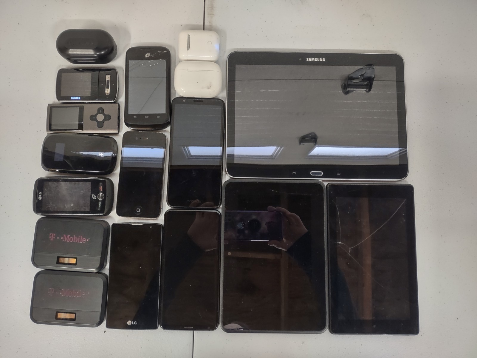 Lot Of Electronics Tablets Mp3 Players Phones Earbuds – All Turned On Some Reset