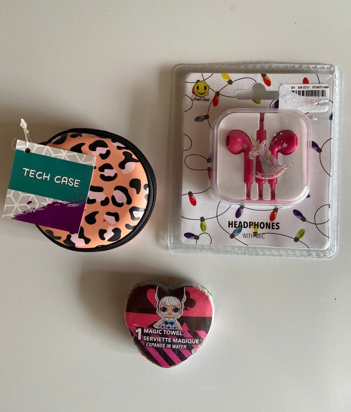 Wired headphones with case and Magic Towel