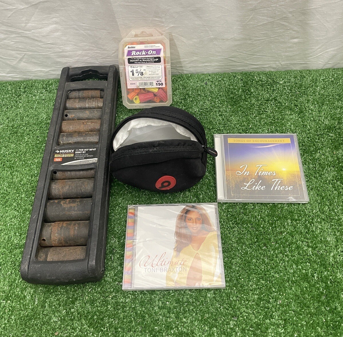 Lots Of Different Items-What You See In The Pictures Are What You Get.-Lot #03