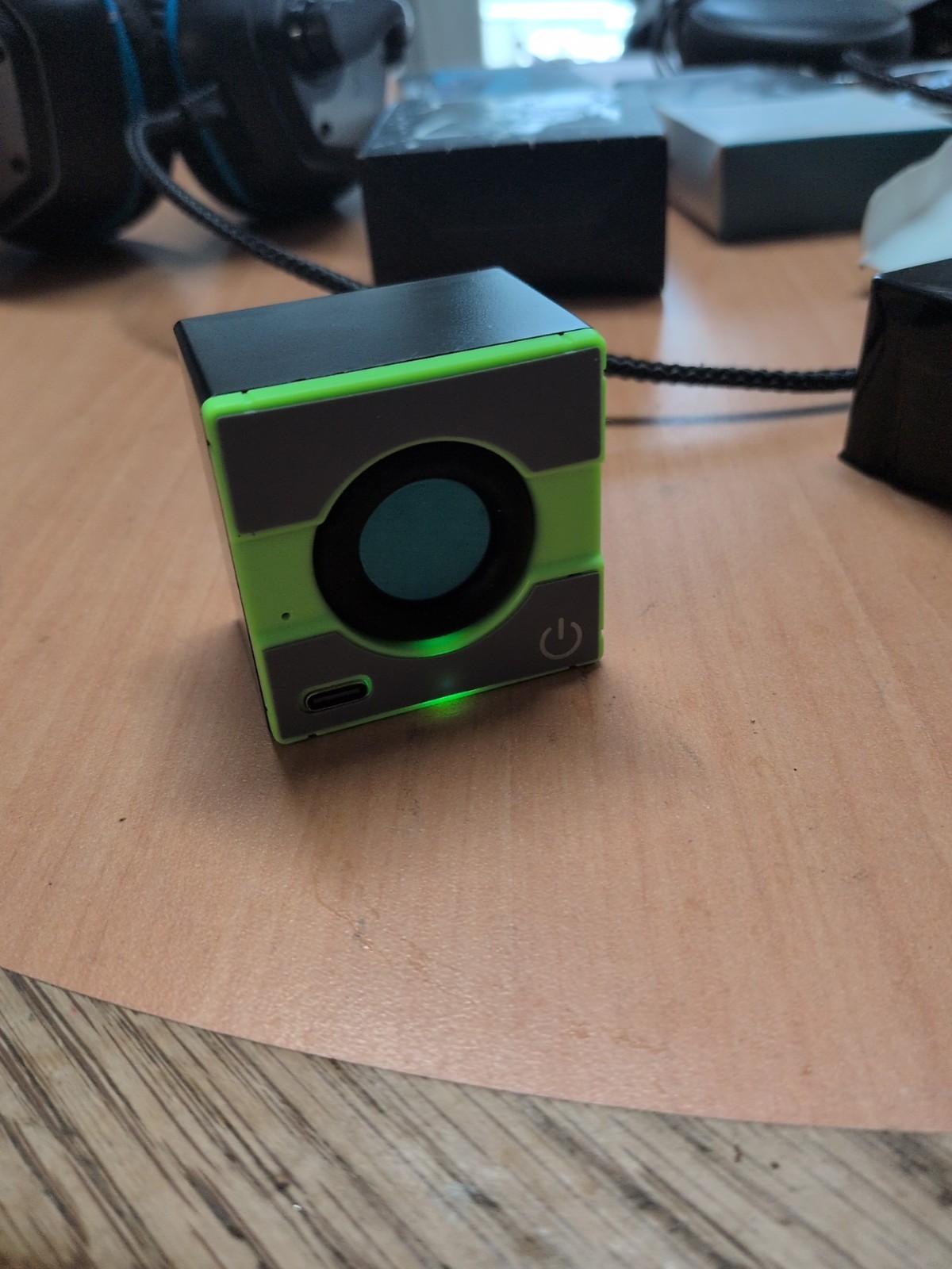 Echo Dot, Smart Band, Fake AEarpods, USB Eksa headset, 2x Bluetooth Mini Speaker