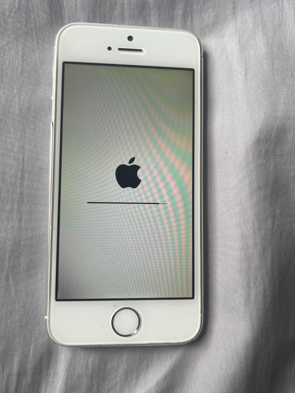 5 Used and Broken Iphones (2 Working, 3 Broken) 