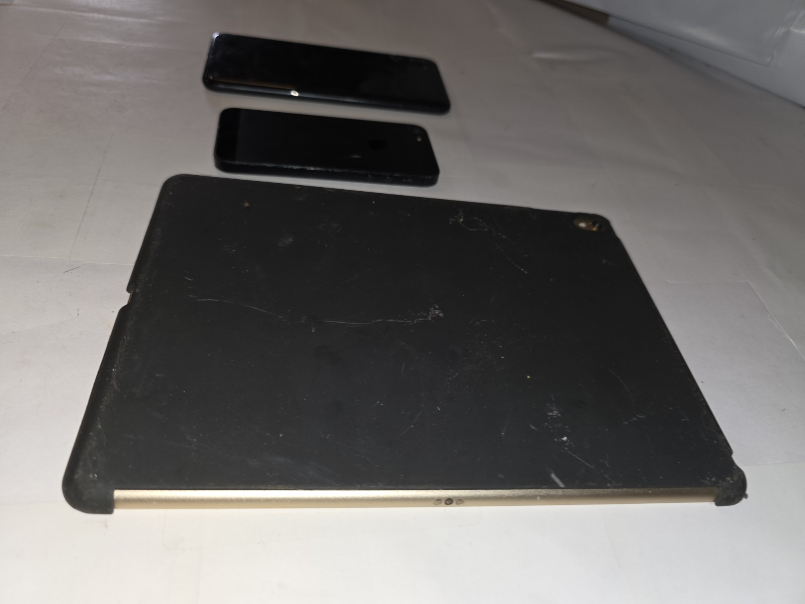 Broken Electronics Lot – Samsung Smartphone, Apple iPhone, Apple iPad Tablet –