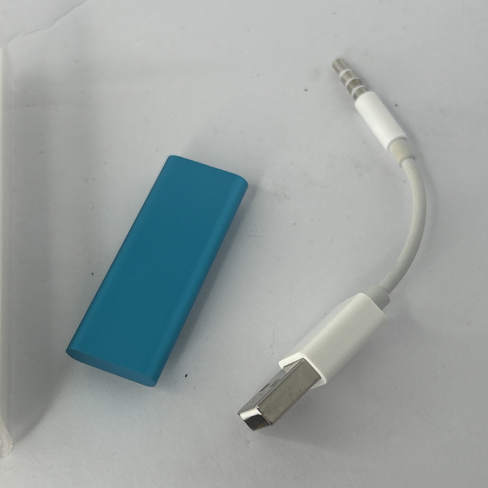 Apple iPod Shuffle 3rd Generation Blue Teal Model A1271 2GB Used With charger