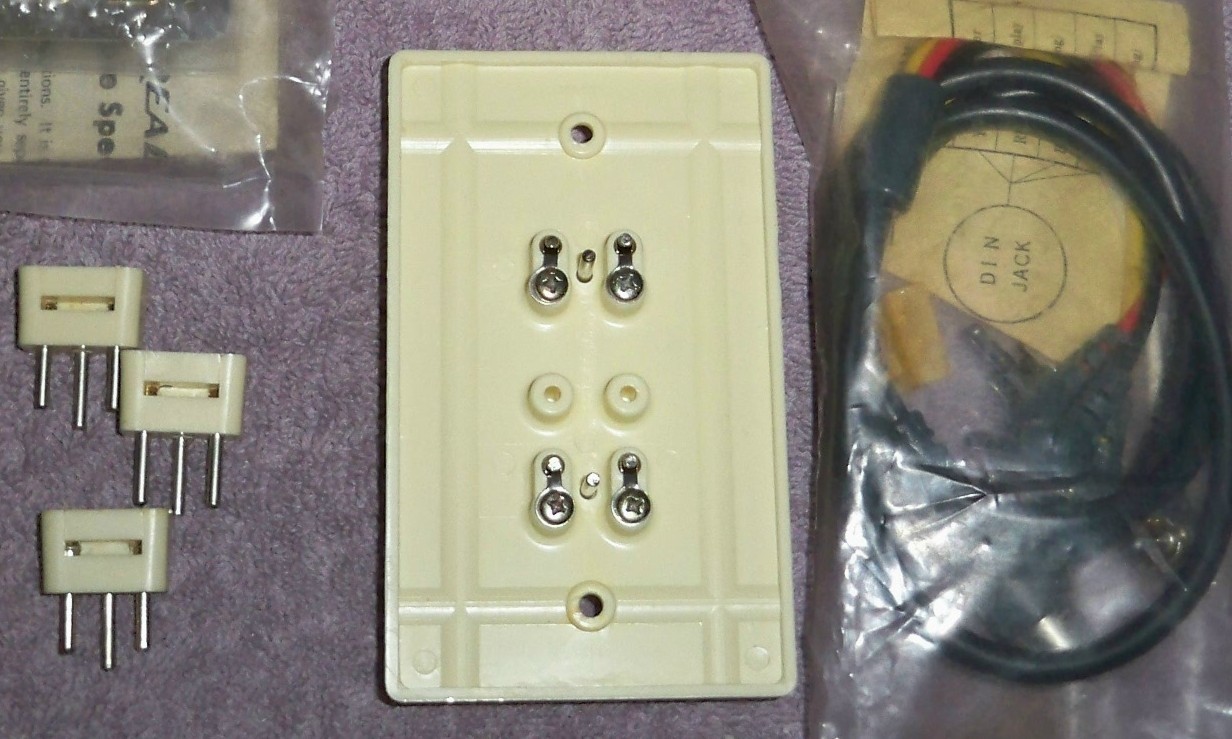 Mixed LOT of Electronics/Terminals Strips Block, TV/FM Plugs,Speaker Cable Jacks