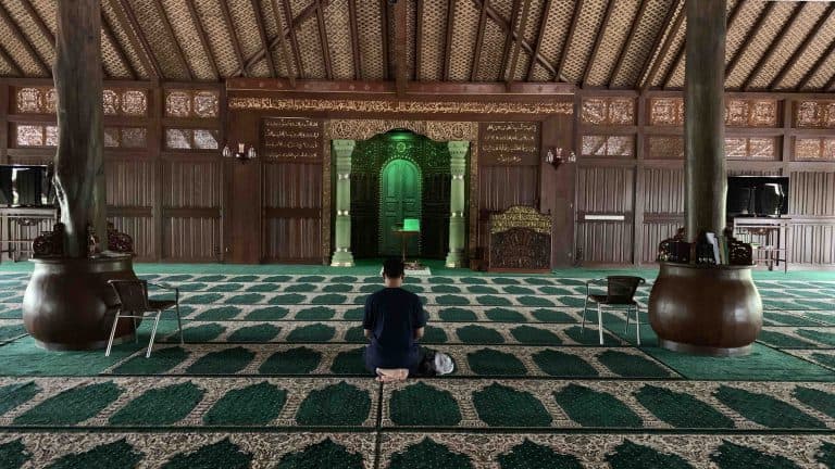 Cantik ukiran kayu pada masjid tersebut